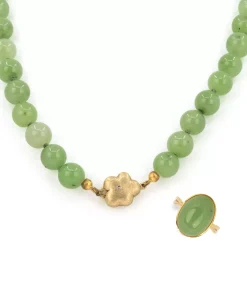 Jadeperlenkette und Ring mit Jadecabochon