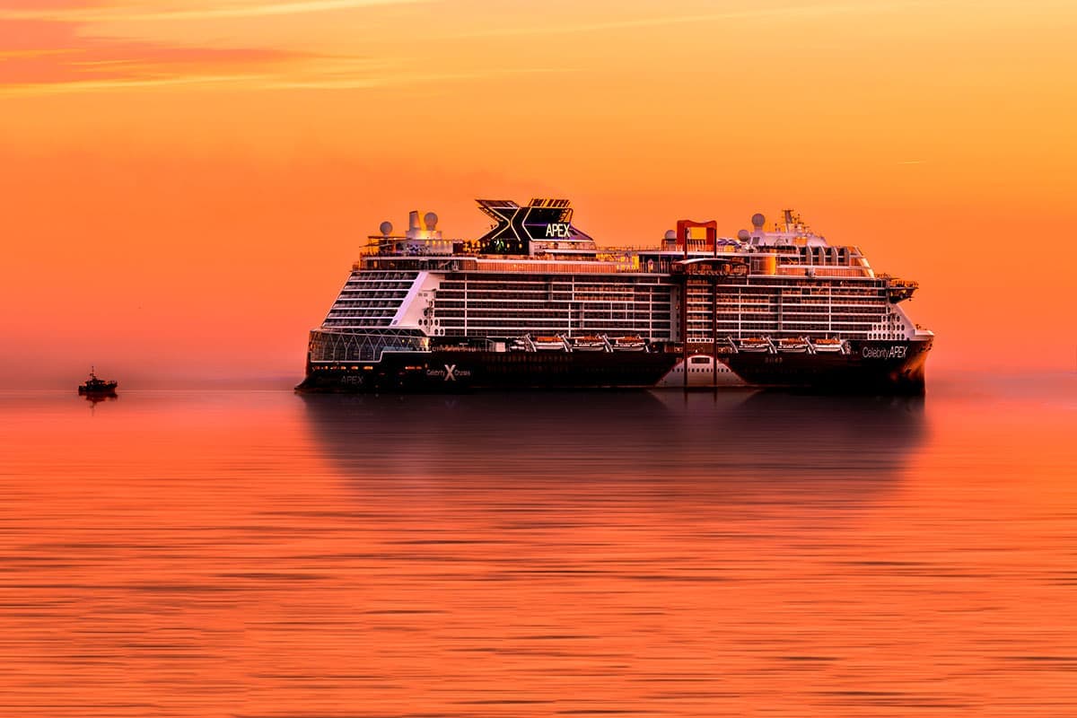 Celebrity Apex vor Warnemünde
